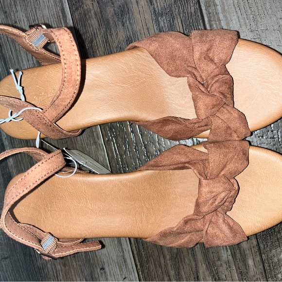 Universal Thread women size 7 1/2 suede sandals NWT - Picture 8 of 8